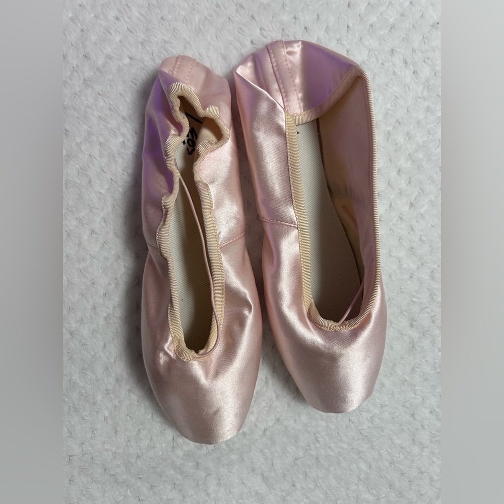 Pink ballet pointe shoes